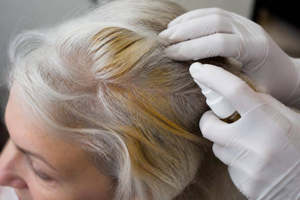 découvrez les risques de l'effet bétadine sur les cheveux blancs et nos conseils pratiques pour éviter les taches indésirables tout en protégeant votre chevelure.