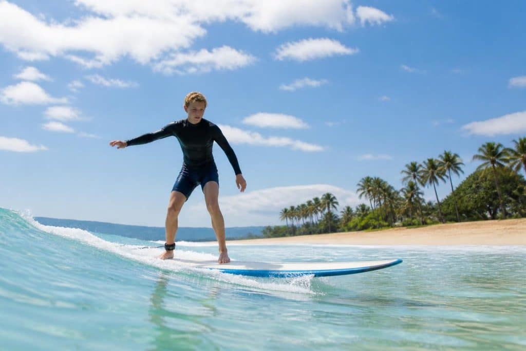 découvrez les techniques essentielles et conseils pratiques pour débuter en longboard et profiter pleinement des vagues avec confiance.